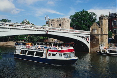 Tour kanału pływa pod mostem