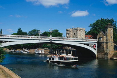 Мост для пропуска лодок и кораблей по каналу