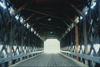 Крытый мост с деревянных досок