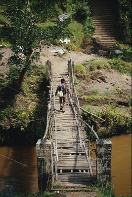 De oude, houten brug over een klein riviertje