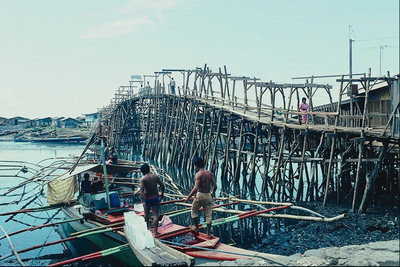 Construción de ponte de madeira Africano