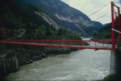 Подвесной горный мост через бурную реку