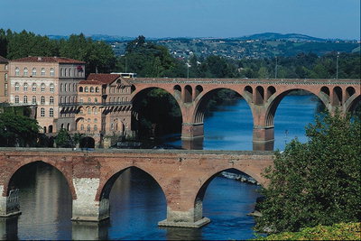 Jembatan terbuat dari batu merah di sebuah sungai di kota
