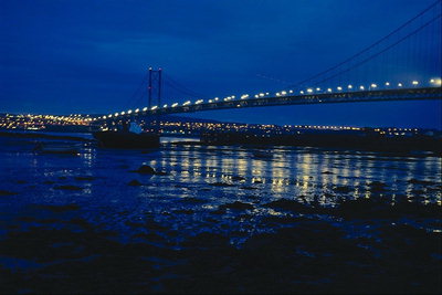 Nacht Brücke leuchtet gegen den blauen Himmel