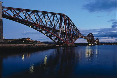 Железная конструкция моста на тихой поверхности воды