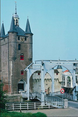 Kelias į tiltelis, vedantis į krikščionių bažnyčia