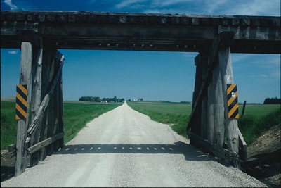 Мост с дверью для сбора налогов за проезд по дороге