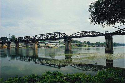 Мост через широкую реку у населённого пункта