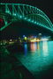 Отображение огней ночного города на воде у моста