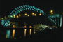 أضواء زرقاء وصفراء من جسر نهر