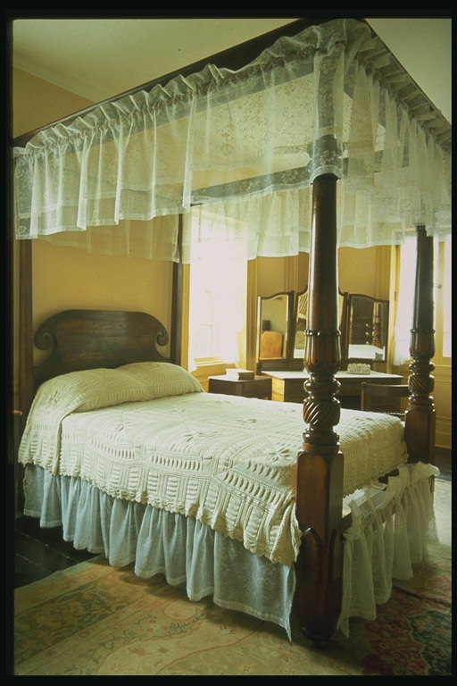 Кровать с балдохином