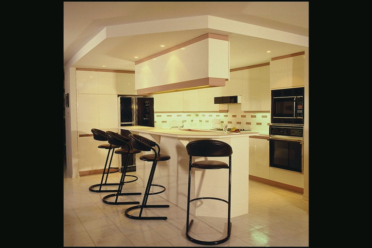 Кухня. Высокие стулья, белый тон кухонной мебели