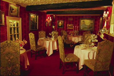 Ресторан. Столы с бледно-розовыми скатертями,цветы и свечи