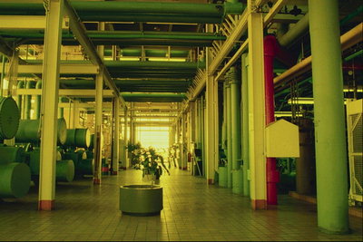 Здание завода. Растения в вазонах