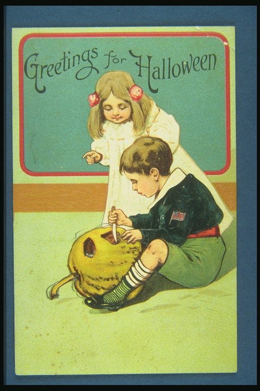Børn er fremstillet med en udstoppet græskar på Halloween