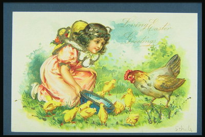 Vajza në fustan i kuq dhe kapelë kashte. Chicken me pulat