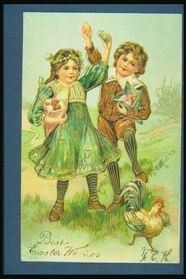 पोस्टकार्ड ईस्टर के दिन के लिए. लड़का एक लड़की और एक मुरग़ा के साथ