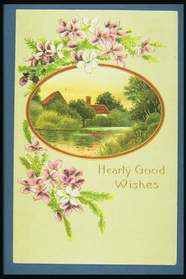Briefkaart. Het frame met lila en roze bloemen. Figuur dorp aan de rivier