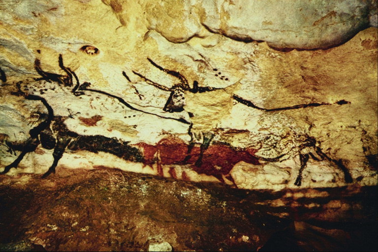 एक चट्टान पर चित्र पशु