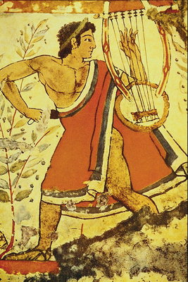 Një burrë me një kurorë lulesh të nderime dhe muzikore instrument në dorë