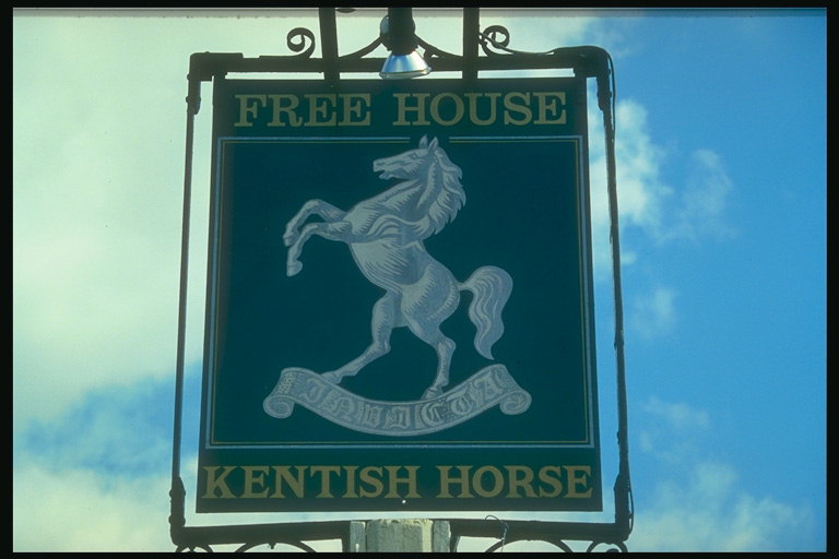 Signboard cor verde escuro coa imaxe dun cabalo branco
