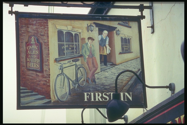 Uithangbord pub met een afbeelding van mannen onder de muren van het gebouw