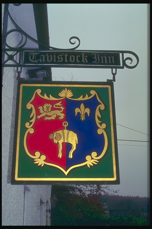 Signboard. Våpenskjold av figuren, en sau, en løve og lily
