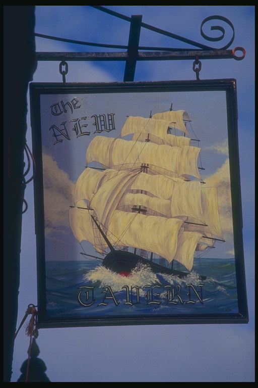 Вивіска із зображенням корабля під білими вітрилами