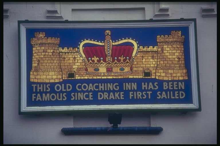 لافتة تظهر القلعة والتاج