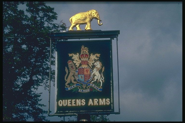 Skyltfärger visar lejon och häst. Statyn av elefant i guld tonen. Royal Army
