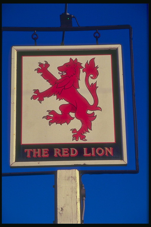The Red Lion. Skyltar med en bild av lejon på en ljus bakgrund