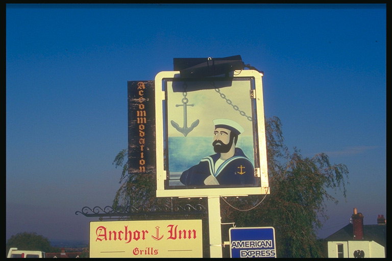 Signboard pub. Sailor på bakgrunn av havet og anker