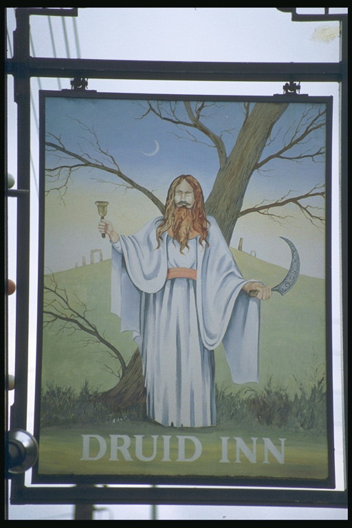 Druid. Pub. Obrázek mnich v bílé barvě s srp v jeho rukou