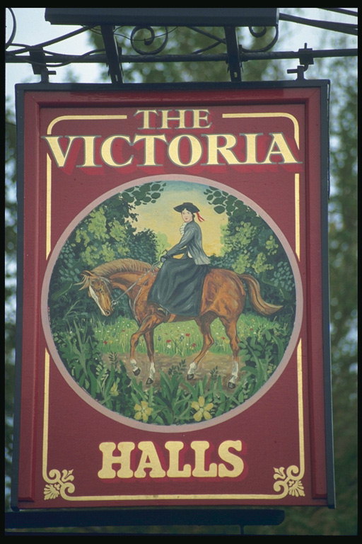 Victoria Hall. Gambar seorang gadis di punggung kuda di rumput hijau. Papan pub