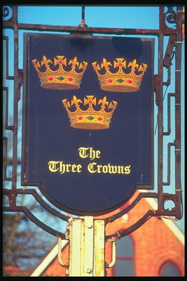 Karatula pub. Tatlong crowns. Disenyo sa isang madilim na lila background