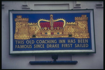 Signboard amosando o castelo e as copas