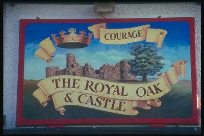 القلعة الملكية. لافتة تظهر القلعة والتاج