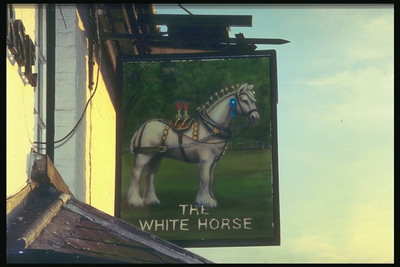 White Horse Pub. Figura animal follaje de color verde sobre un fondo