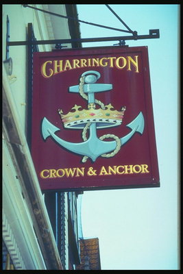 Với một bảng biểu maroon depiction của một neo, và các hoàng gia crown