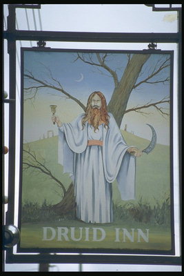 Druid. Pub. Obrázok mních v bielej farbe s srp v jeho rukách