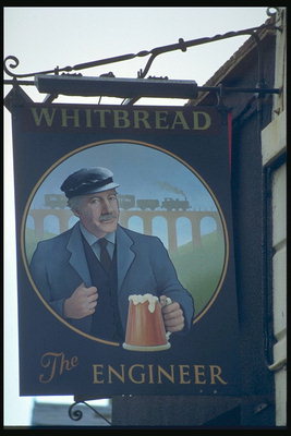 En mand med et krus øl på en jernbane