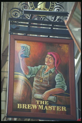Bryggeri. Picture en mand med et glas øl på baggrund af træfade