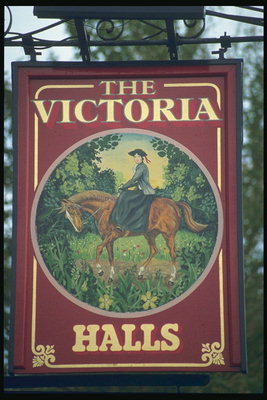 Victoria Hall. Hình ảnh một gái trên ngựa trong một màu xanh lá cây lawn. Bảng biểu pub