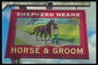 Πινακίδα που δείχνει ένα άλογο και ένα νεαρό περπάτημα στην trail
