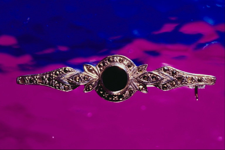 Tiara with small brown rocks and a large black