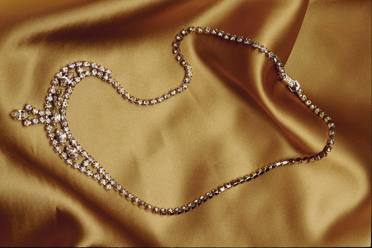 लटकन हीरा और सामने ज्यामितीय आकृति का एक संख्या के साथ