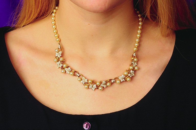 Přívěsek s drahými kameny a perlami v podobě průhledné javorového listí