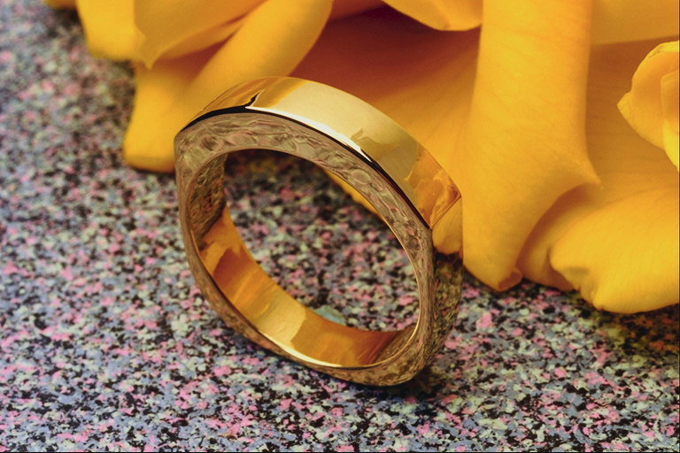 טבעת זהב עם אבנים בצורת גיליונות