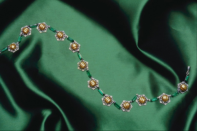 Pendant với Emerald và kim loại hoa với một màu vàng với một trái tim đá