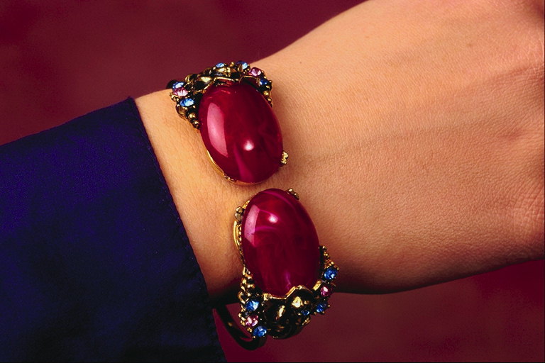 Bracelet with dark cherry stones and sapphires